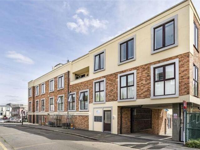 Apartment for sale in Newbury Park, Greater London