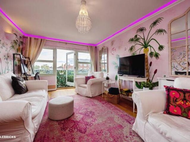 Apartment for sale in Westborough, Surrey