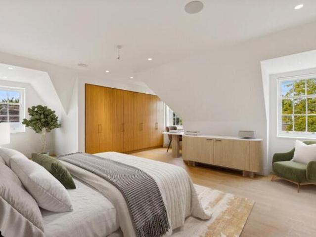 Apartment for sale in Cat Hill, England