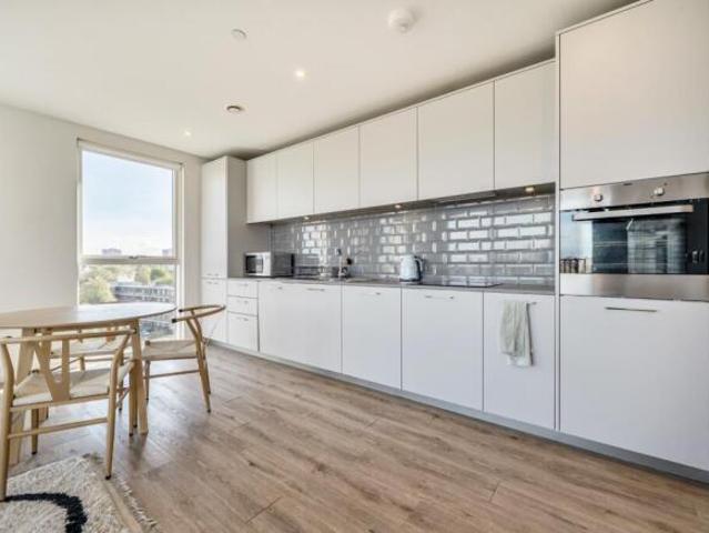 Apartment for sale in Cat Hill, England