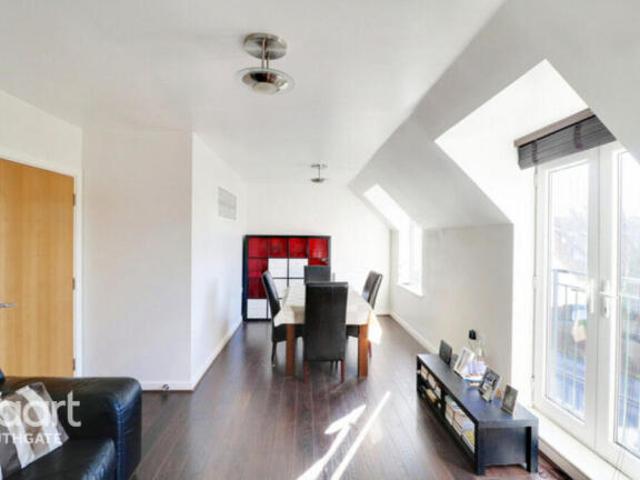 Apartment for sale in Bush Hill Park, Greater London