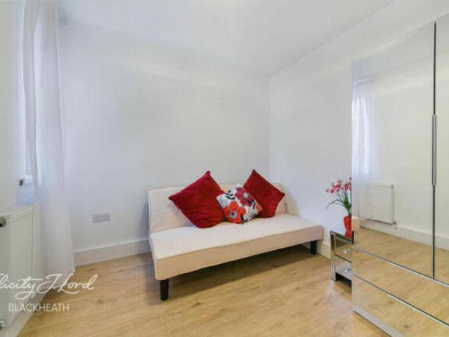 Apartment for sale in East Greenwich, Greater London