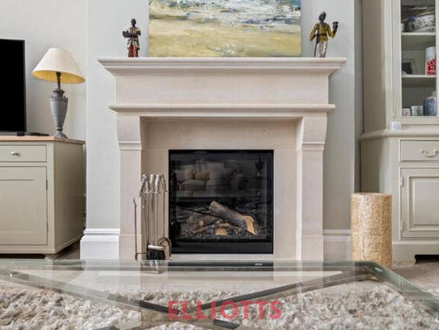 Apartment for sale in Heol-las, Surrey
