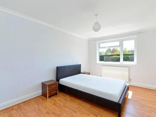 Apartment for sale in Westborough, Surrey