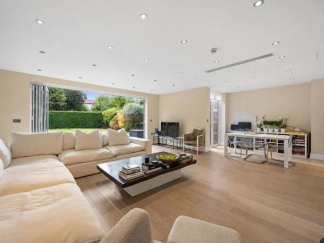 Apartment for sale in London Borough of Barnet, Greater London