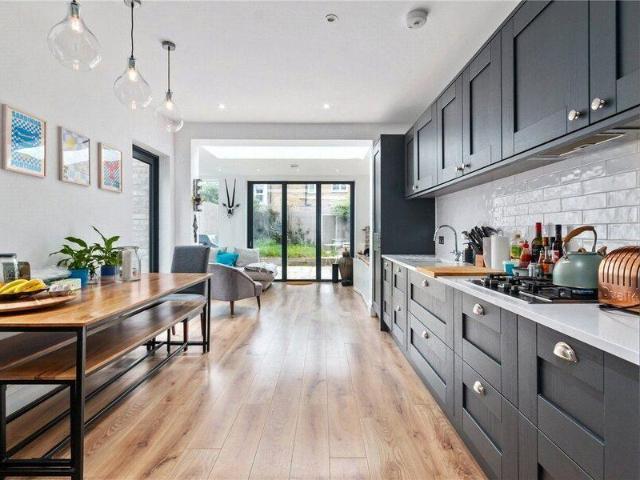 Apartment for sale in Cat Hill, England