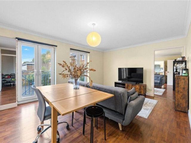 Apartment for sale in Cat Hill, England