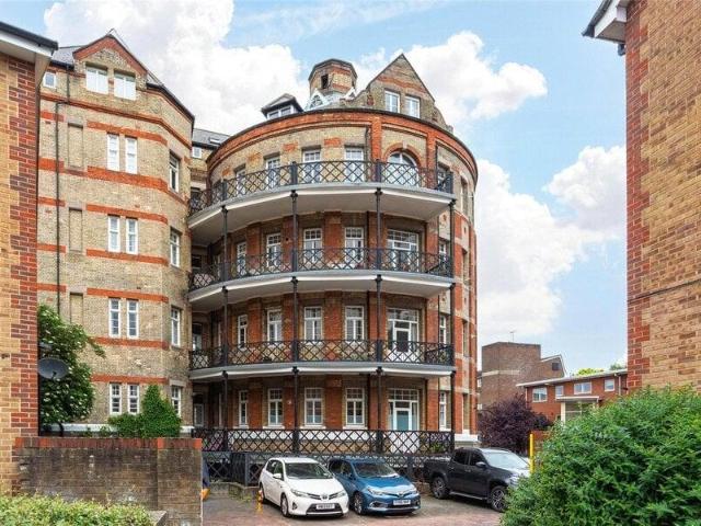 Apartment for sale in Cat Hill, England