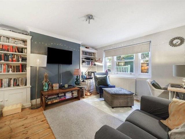 Apartment for sale in Cat Hill, England