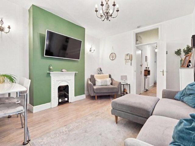 Apartment for sale in Cat Hill, England