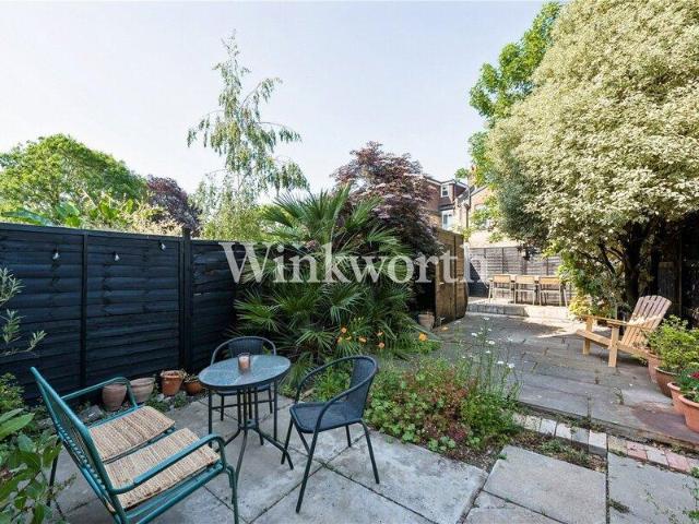 Apartment for sale in Cat Hill, England