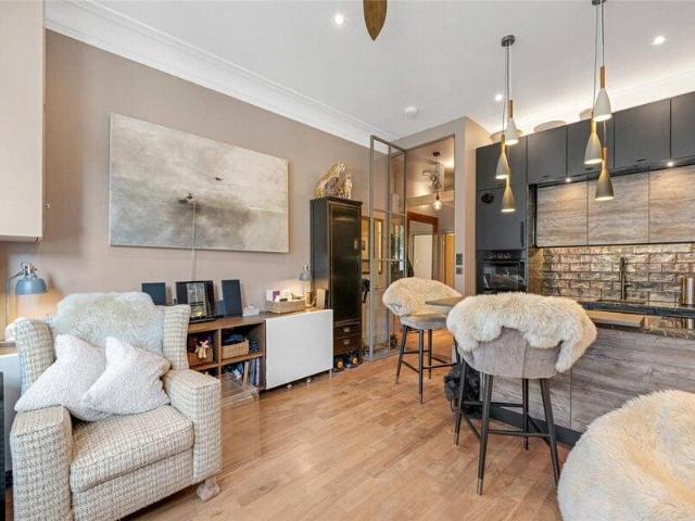 Apartment for sale in Cat Hill, England