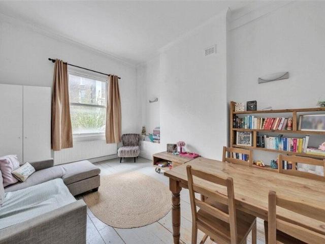 Apartment for sale in Cat Hill, England