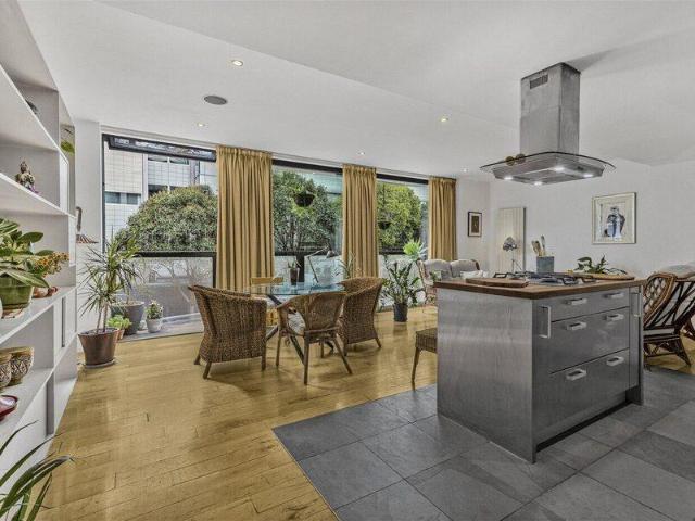 Apartment for sale in Cat Hill, England