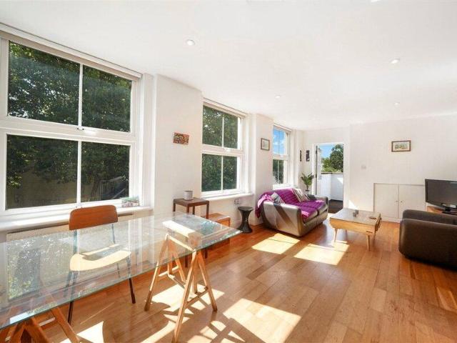 Apartment for sale in Cat Hill, England