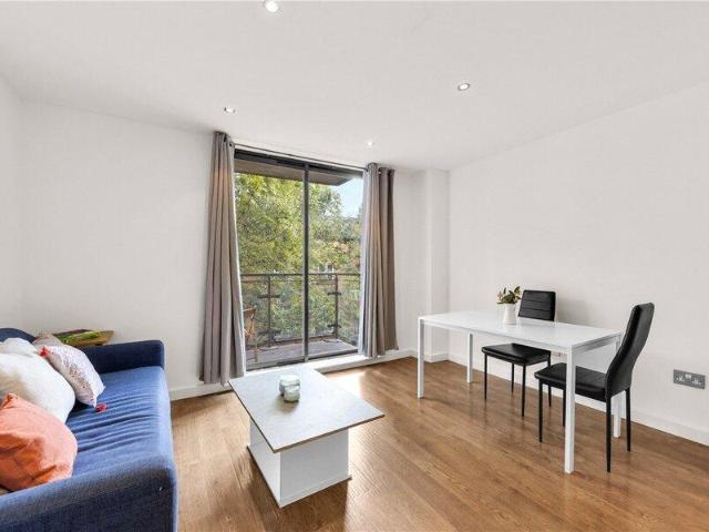Apartment for sale in Cat Hill, England