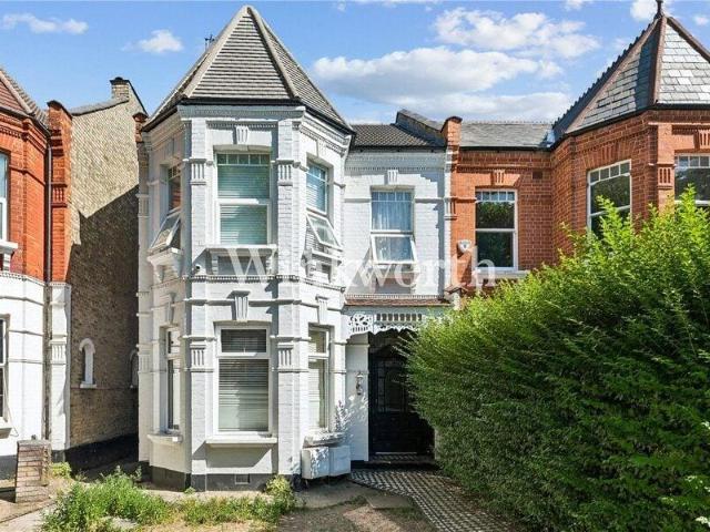 Apartment for sale in Cat Hill, England