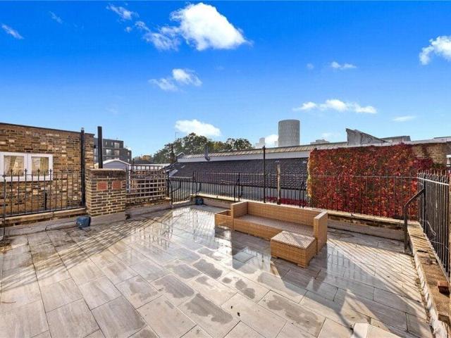 Apartment for sale in Cat Hill, England