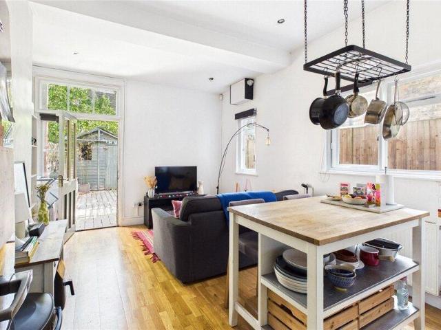 Apartment for sale in Cat Hill, England