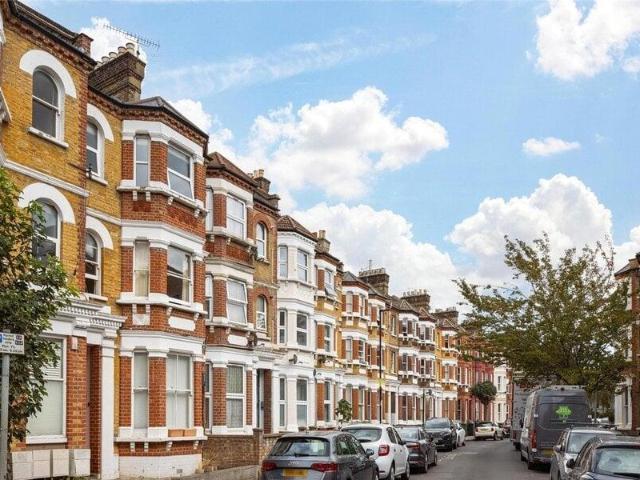 Apartment for sale in Cat Hill, England