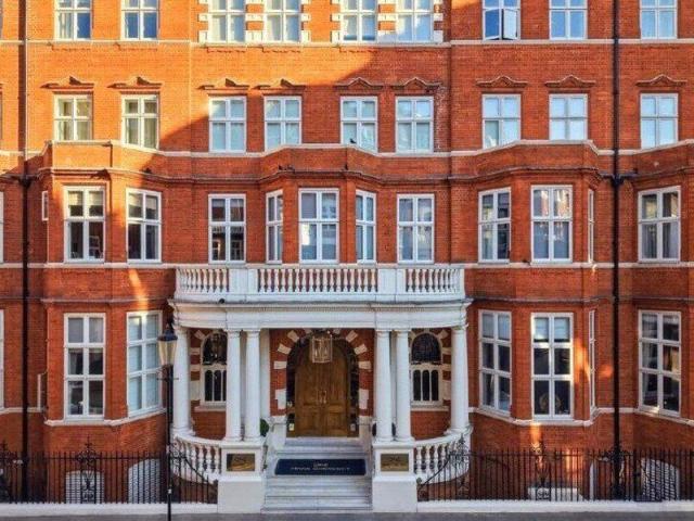 Apartment for sale in Cat Hill, England