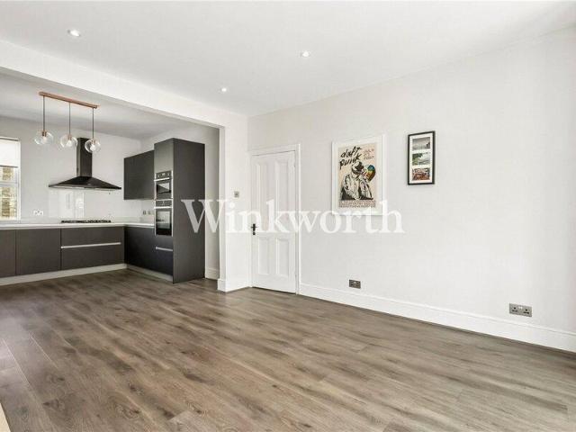 Apartment for sale in Cat Hill, England