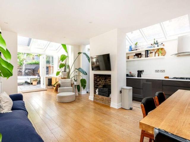 Apartment for sale in Cat Hill, England
