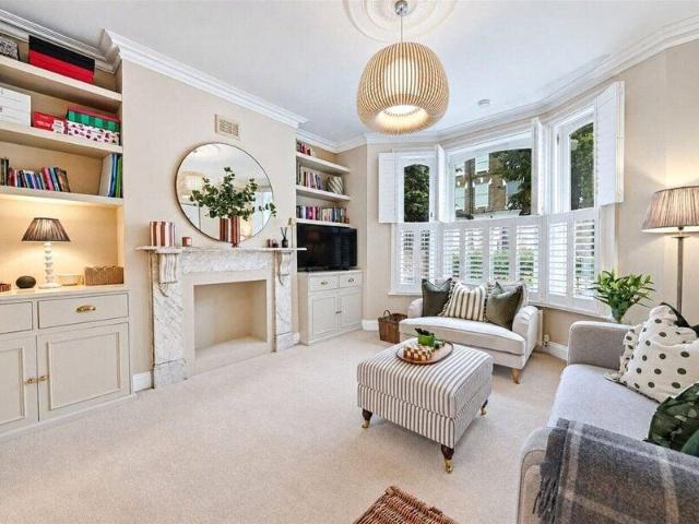 Apartment for sale in Cat Hill, England
