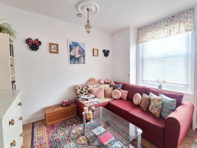Apartment for sale in Cat Hill, England