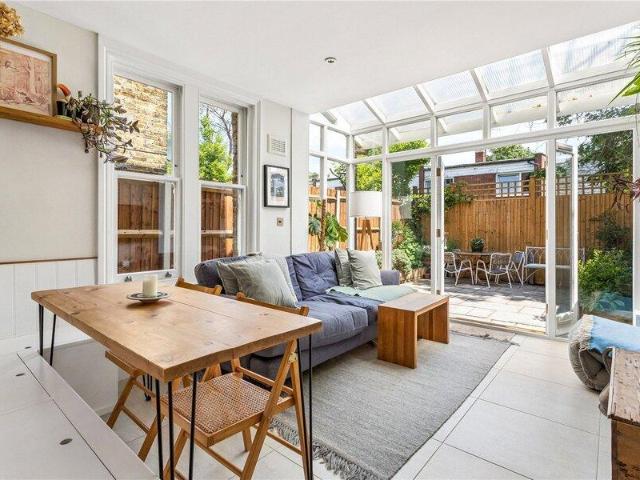 Apartment for sale in Cat Hill, England
