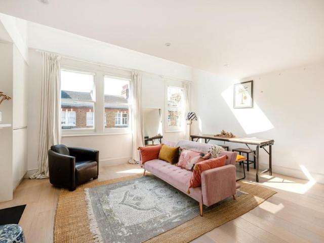 Apartment for sale in Cat Hill, England