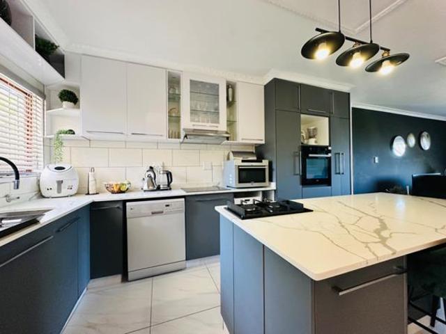 Apartment for sale in Princess Grant, Kwazulu-natal