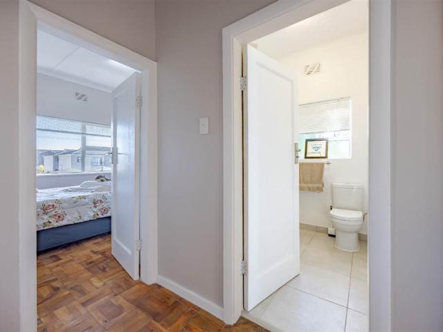 Flat for sale in Cape Town, Northern Suburbs