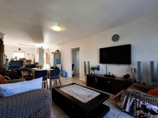 Flat for sale in Cape Town, Northern Suburbs