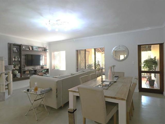 Apartment for sale in Johannesburg, North & Sandton