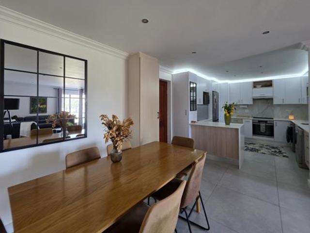 Apartment for sale in Jeffreys Bay, Kouga Local Municipality