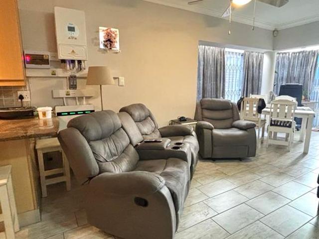 Apartment for sale in Jeffreys Bay, Kouga Local Municipality