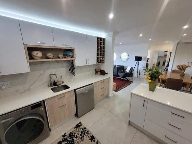Apartment for sale in Jeffreys Bay, Kouga Local Municipality