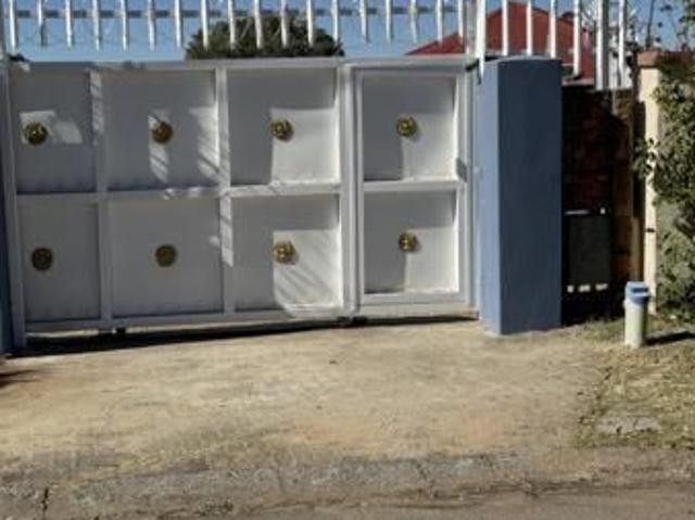 Apartment for rent in Oakdene, Vosloorus