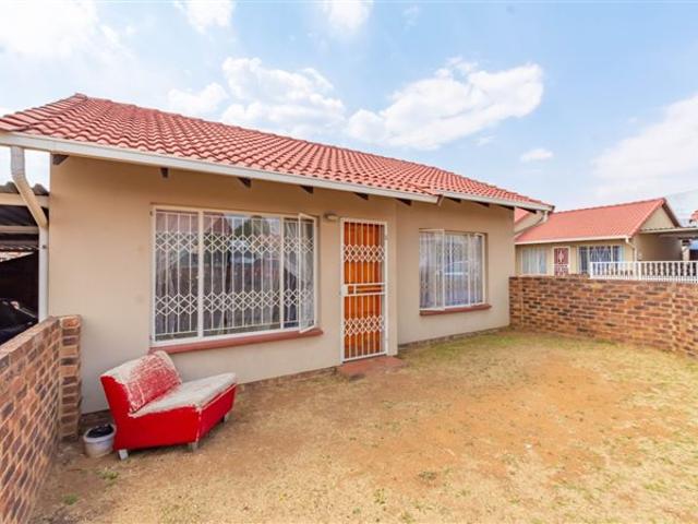Apartment for sale in Vosloorus, Gauteng