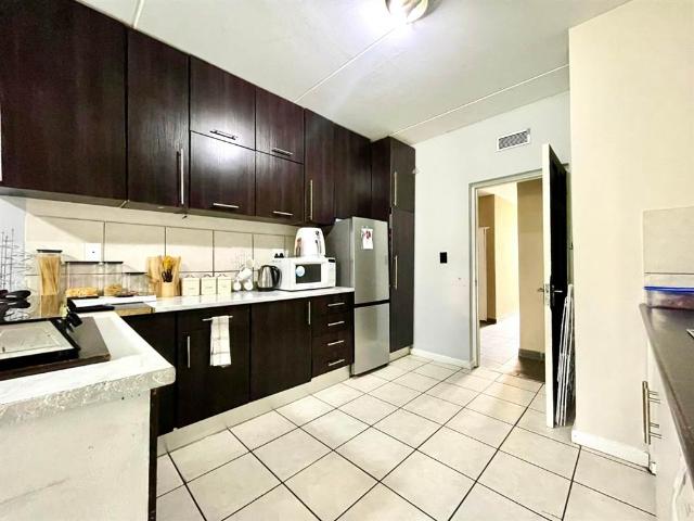Flat for sale in Cape Town, Southern Suburbs