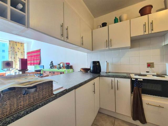 Flat for sale in Cape Town, Southern Suburbs