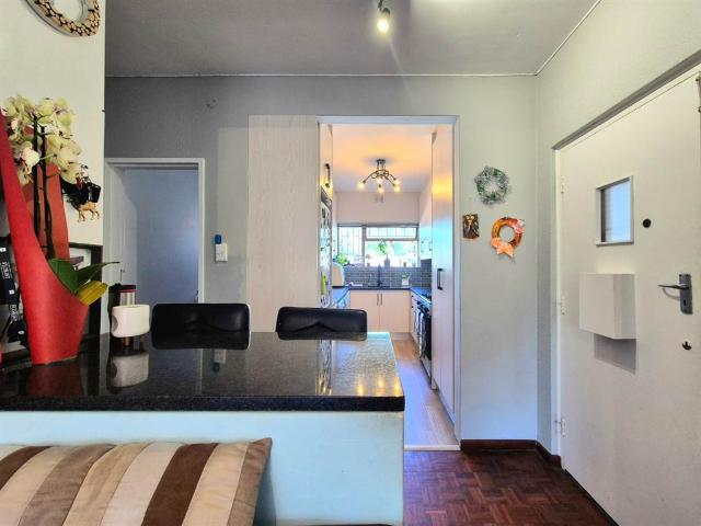 Flat for sale in Cape Town, Southern Suburbs