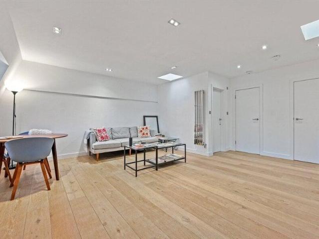 Apartment for sale in Inverness Terrace Gate, Greater London