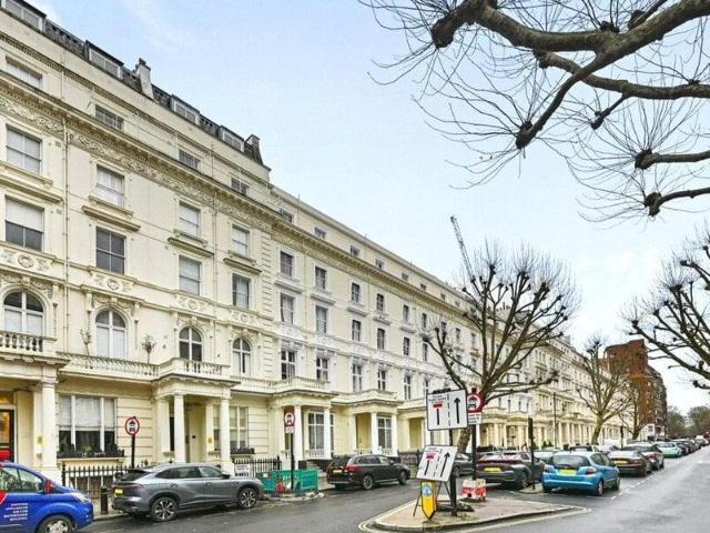 Apartment for sale in Inverness Terrace Gate, Greater London