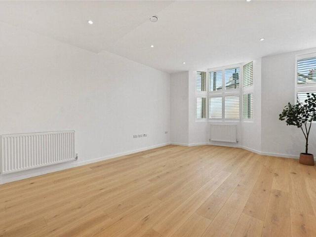 Apartment for sale in Cat Hill, England