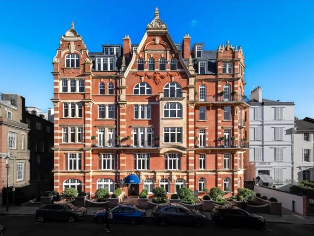 Apartment for sale in Kensington, Greater London