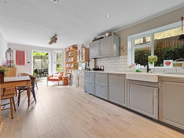 Apartment for sale in Cat Hill, England
