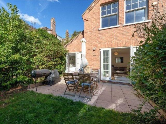 Apartment for sale in Cat Hill, England