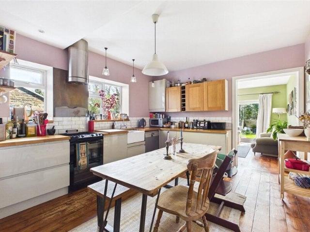 Apartment for sale in Cat Hill, England